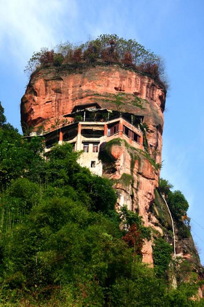 远远望去,鼓儿石又及像是一个大佛头像,因此又有大佛头像之说.