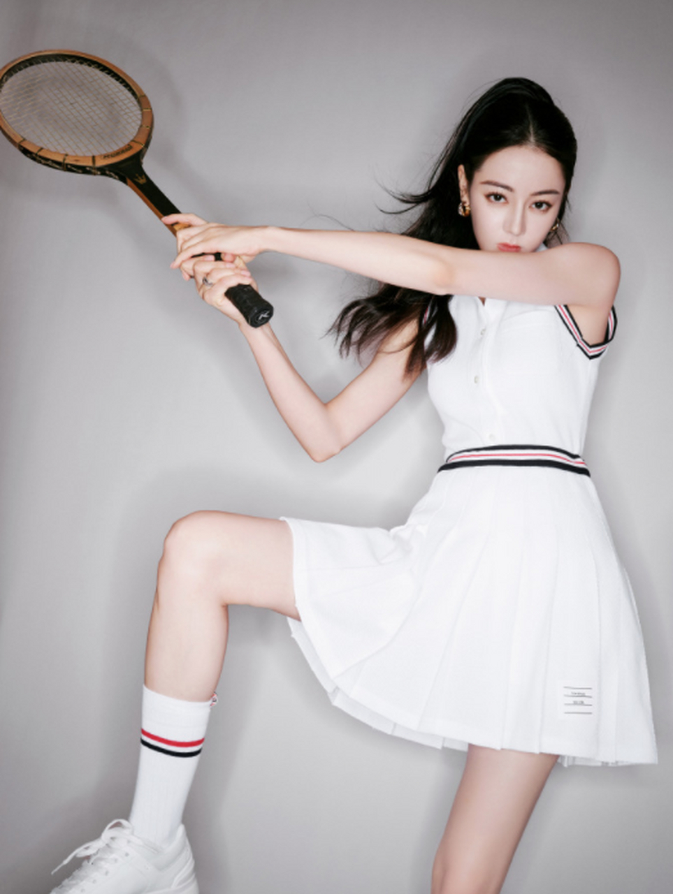 迪丽热巴的纯白色运动套装,真的是元气满满.