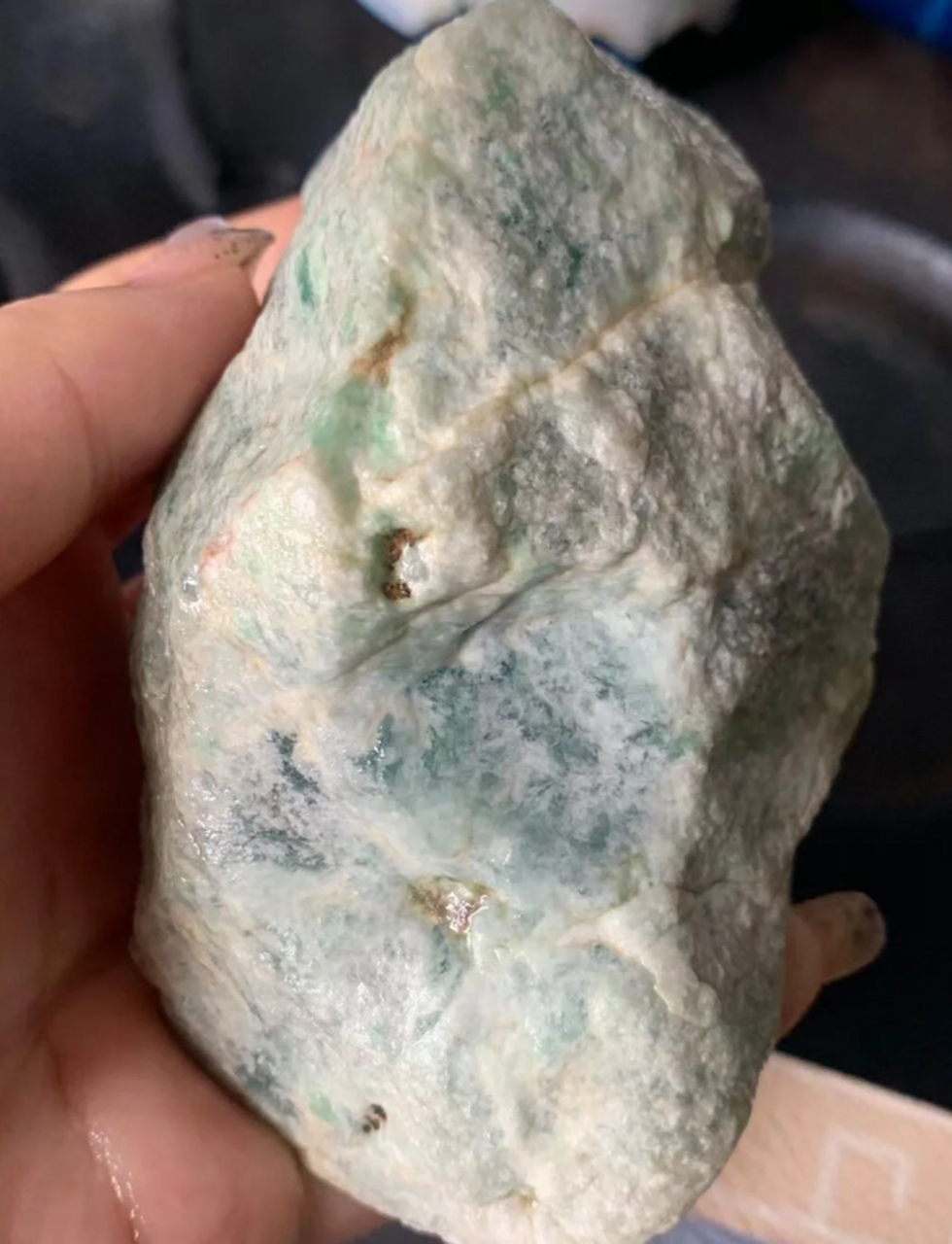 翡翠原石##点击头像看直播# 480克,木纳精品脱沙,整个冰晴底全身飘绿