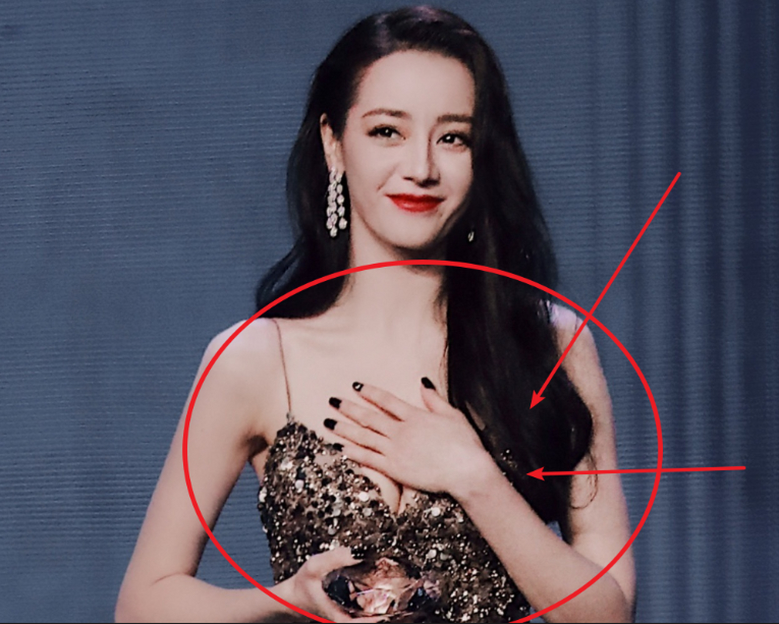 有一种尴尬叫迪丽热巴玩性感 ! 被批故作矜持,全程捂胸口,卖弄风骚.