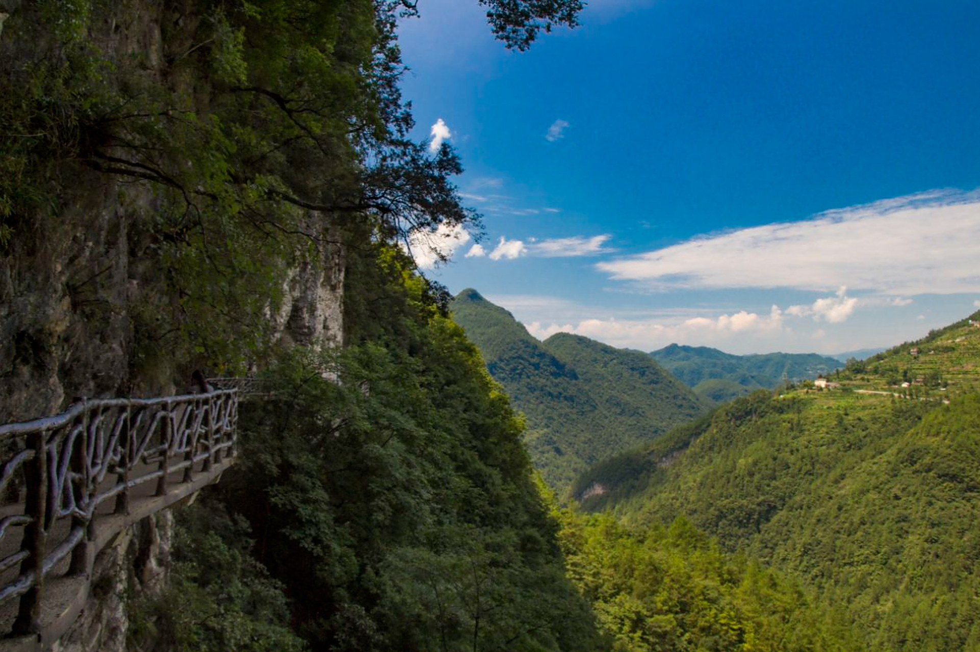 这个神秘而迷人的地方位于四川盆地大巴山南麓,位于达州市宣汉县东北