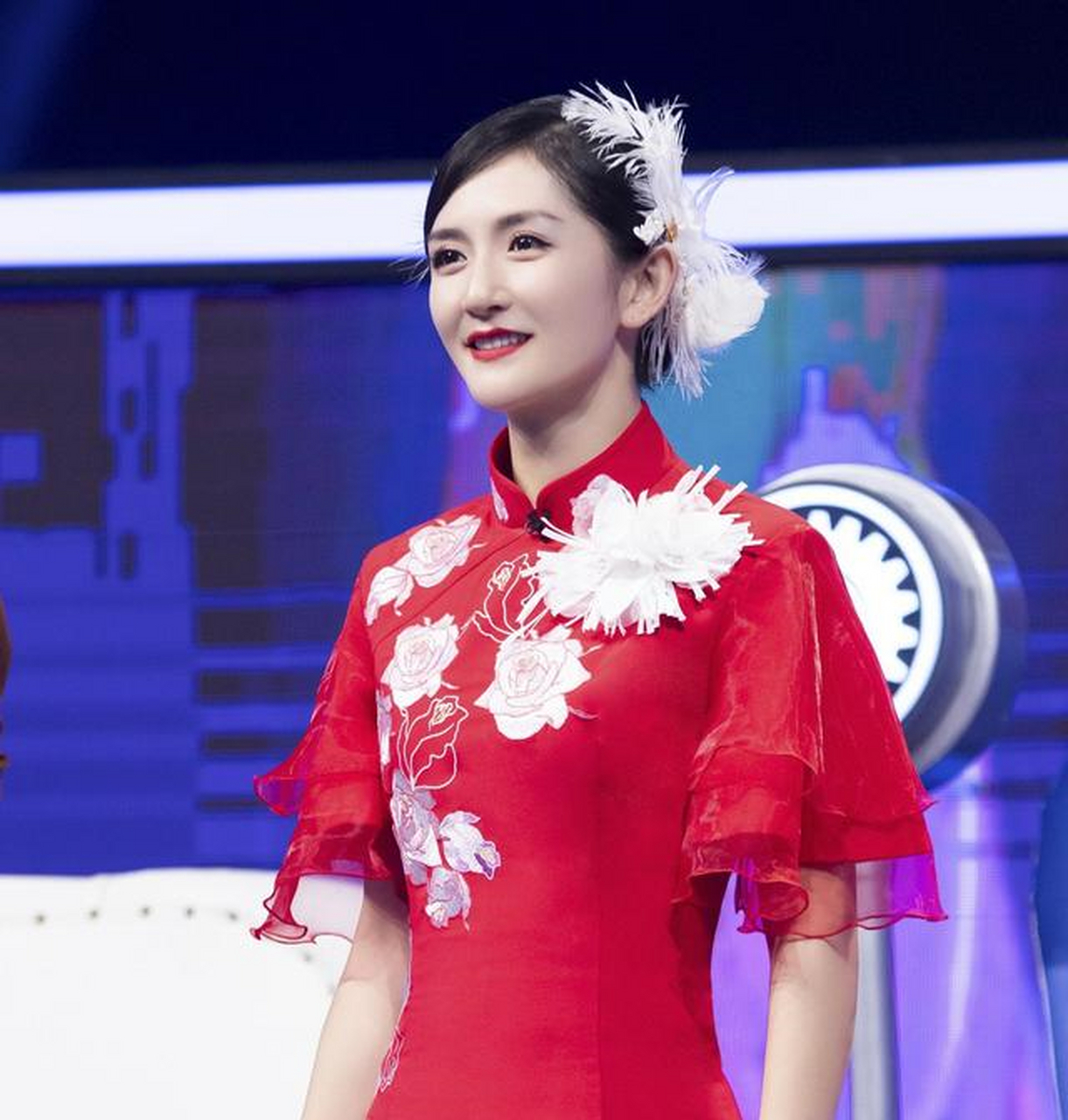 组图:谢娜穿一身红衣跳东北秧歌舞 扎丸子头转手绢造型似九妹[社会]