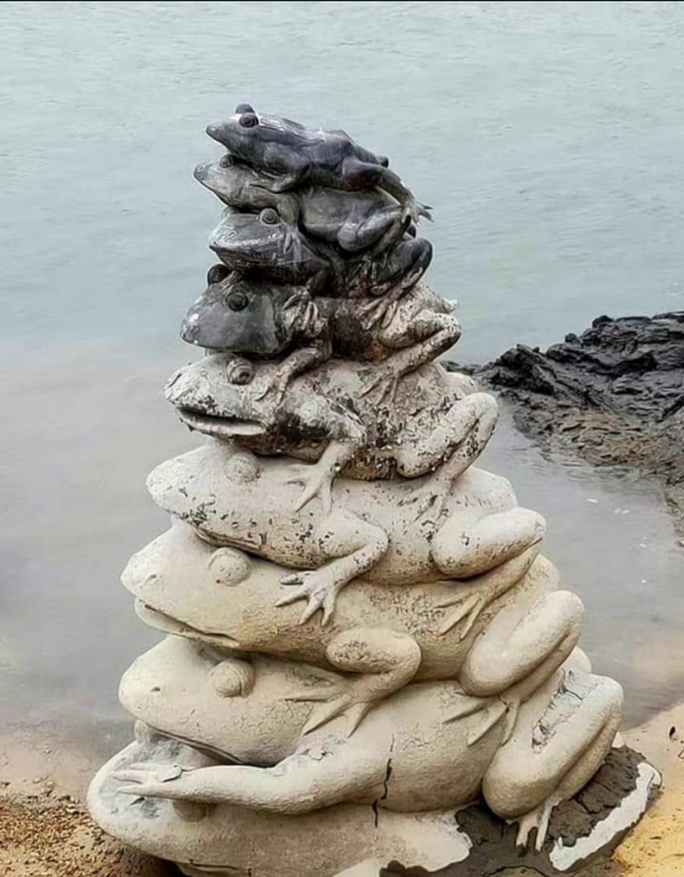 受此影响,"九蛙叠像",九蛙全露出.