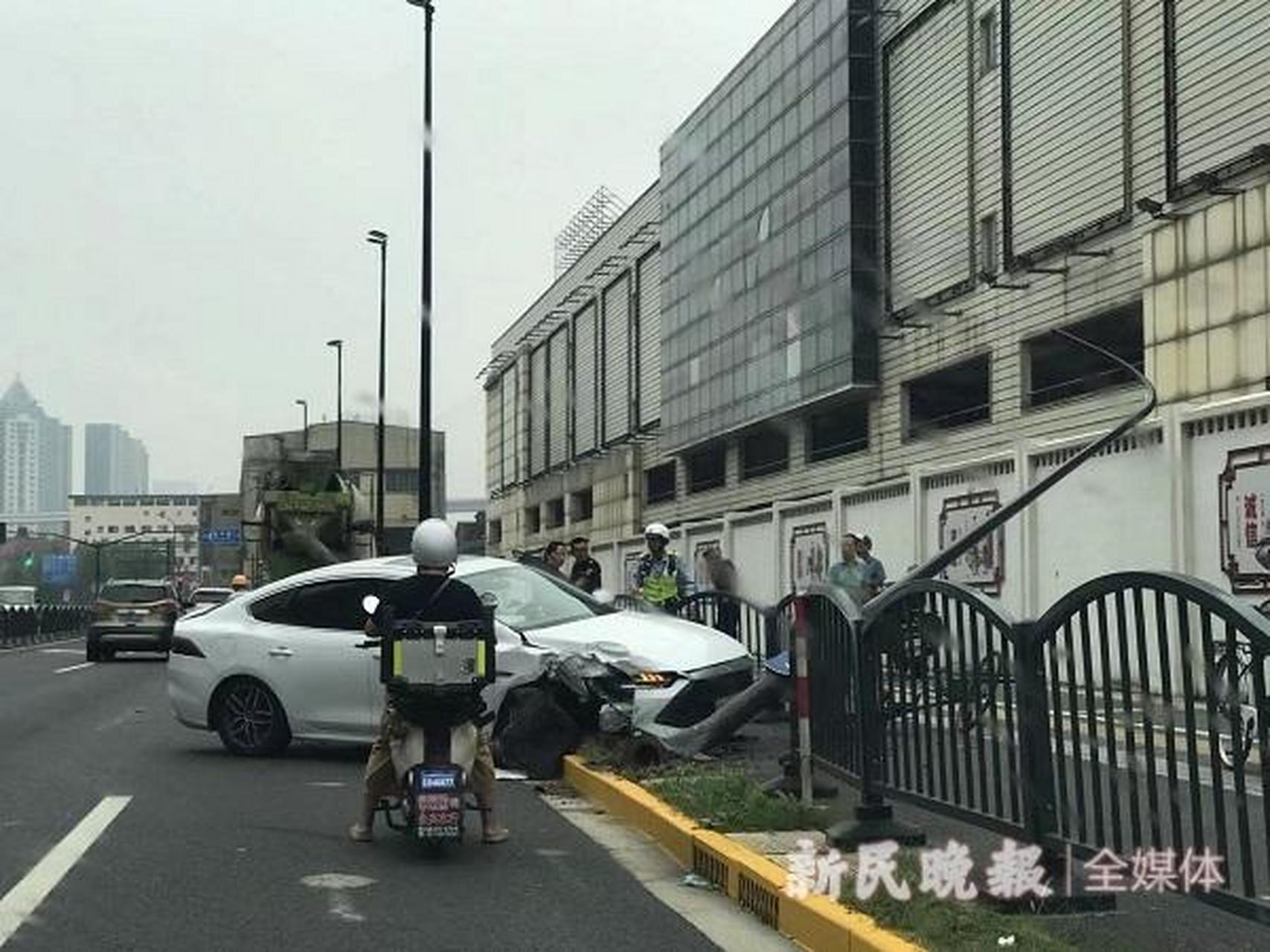 今天早晨7点20分,《新民晚报》记者接到了浦东大道靠近德平路路口附近