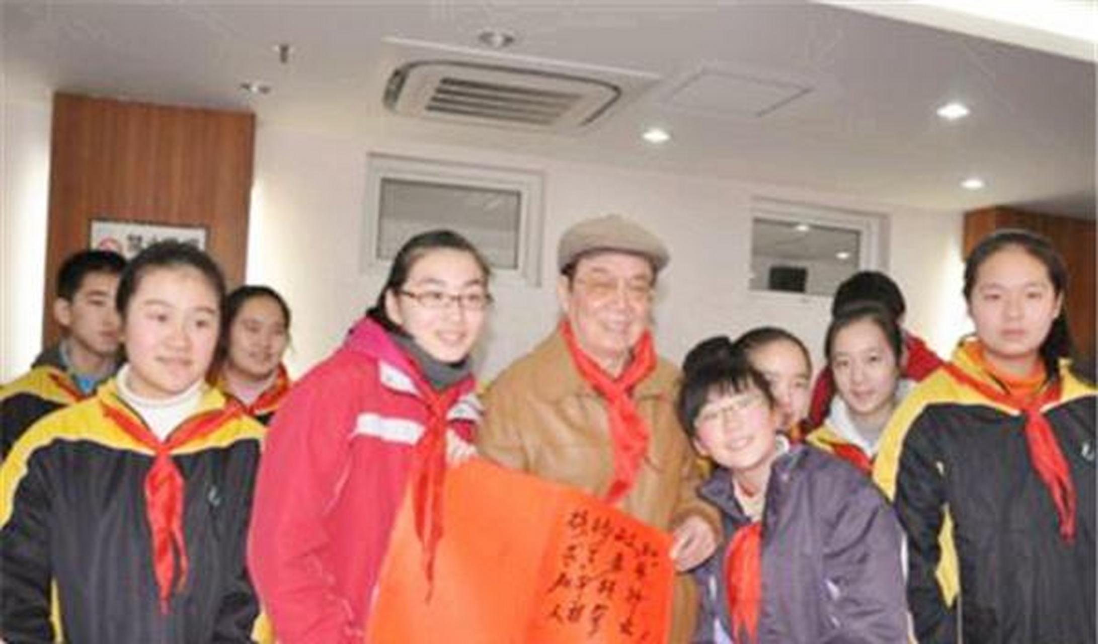 周总理送给侄子一套旧衣服,周尔鎏22年后才知其价值,追悔莫及 1976年1