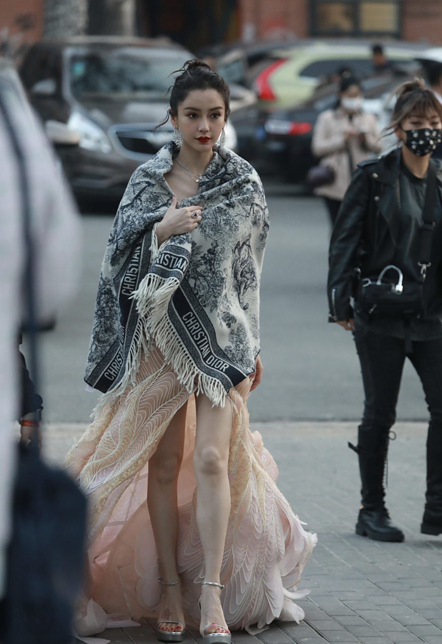 angelababy  粉嫩玉足和美腿合集[滑稽]