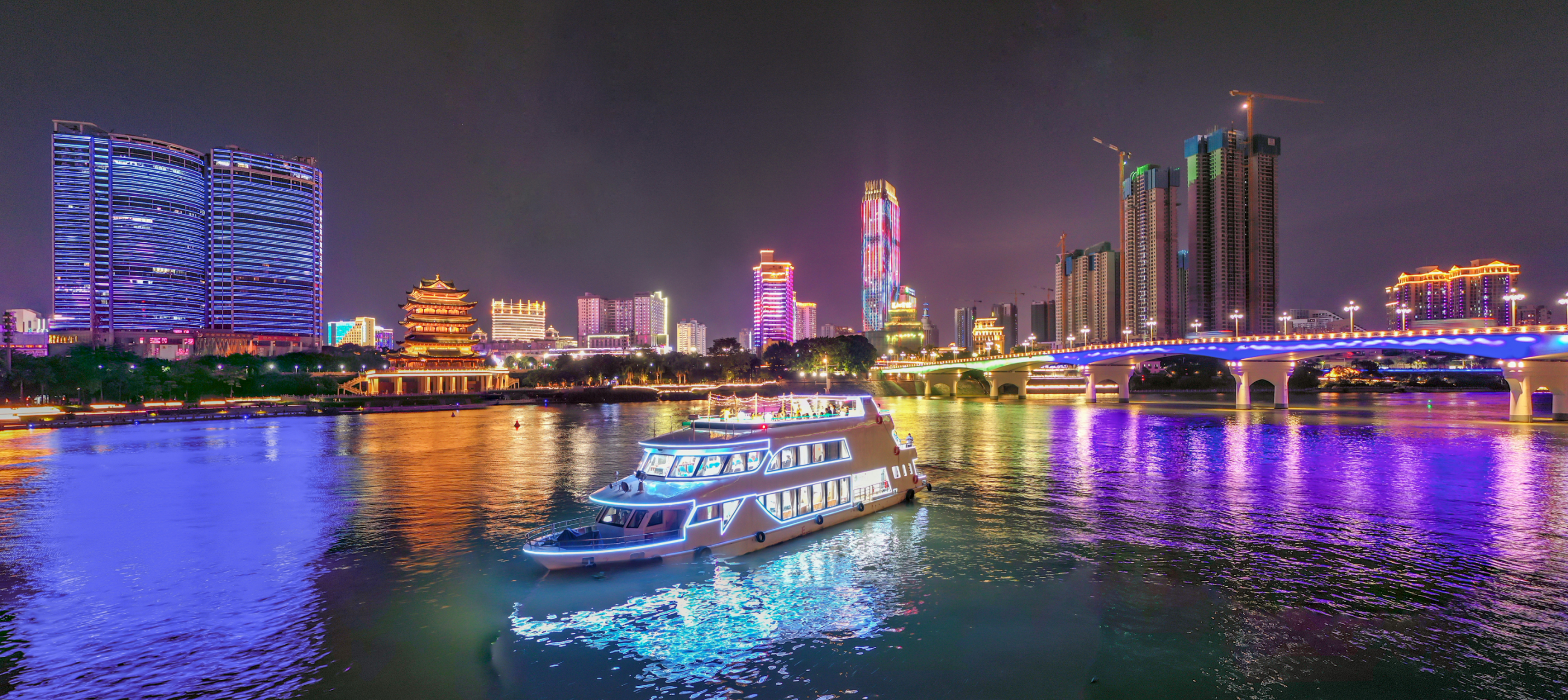 南宁邕江夜游,绝对是南宁最美的夜景之一!