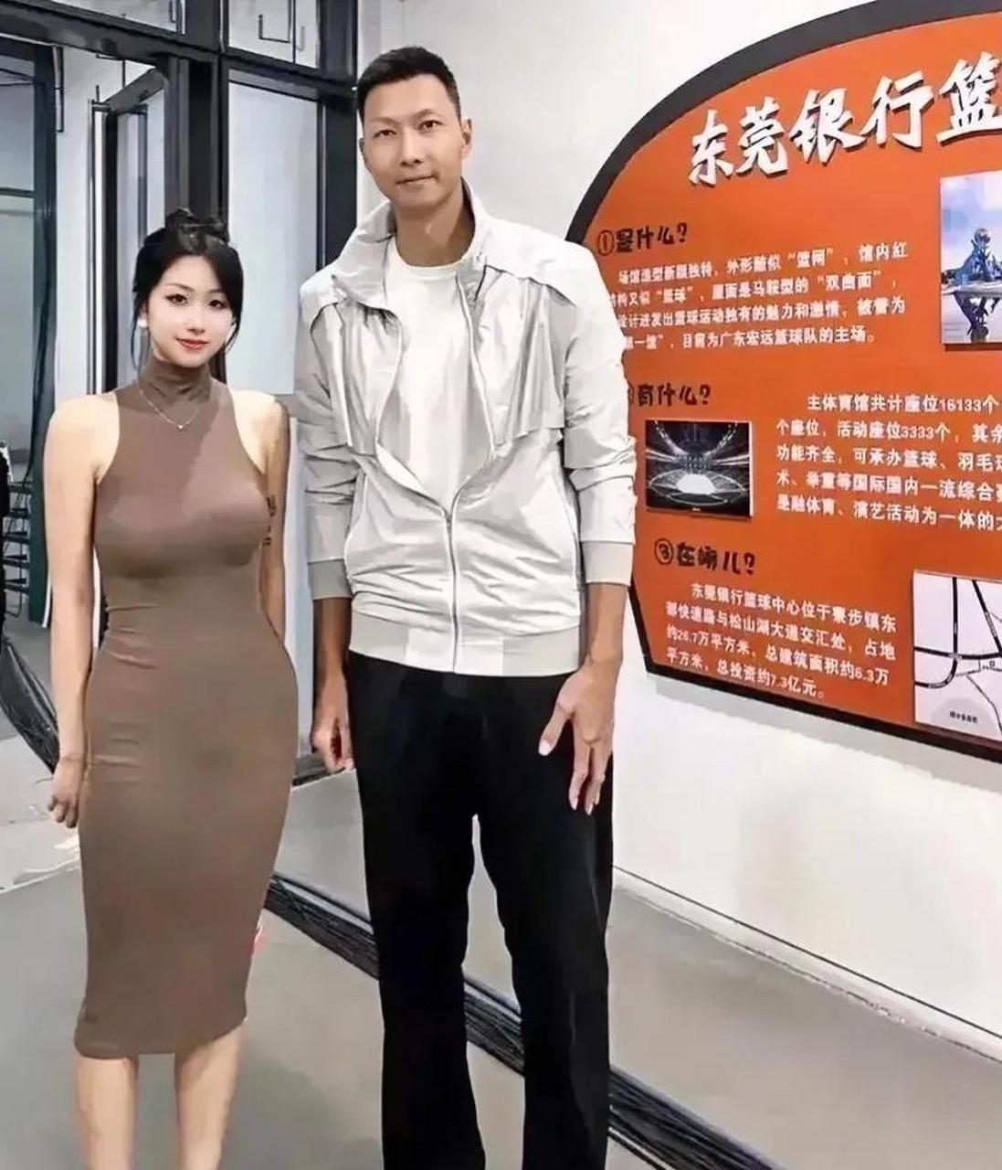 易建联的妻子叫荆灵,年轻时候是一位非常有气质的模特,曾获得第八届