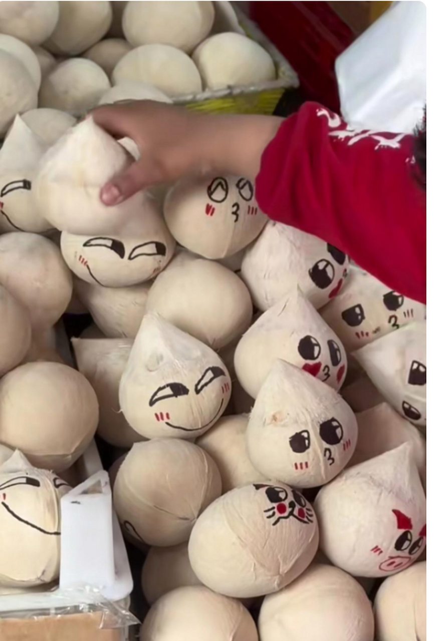 儿子说椰子上画上笑脸,买的顾客肯定多[偷笑]于是他就画了好多笑脸[笑