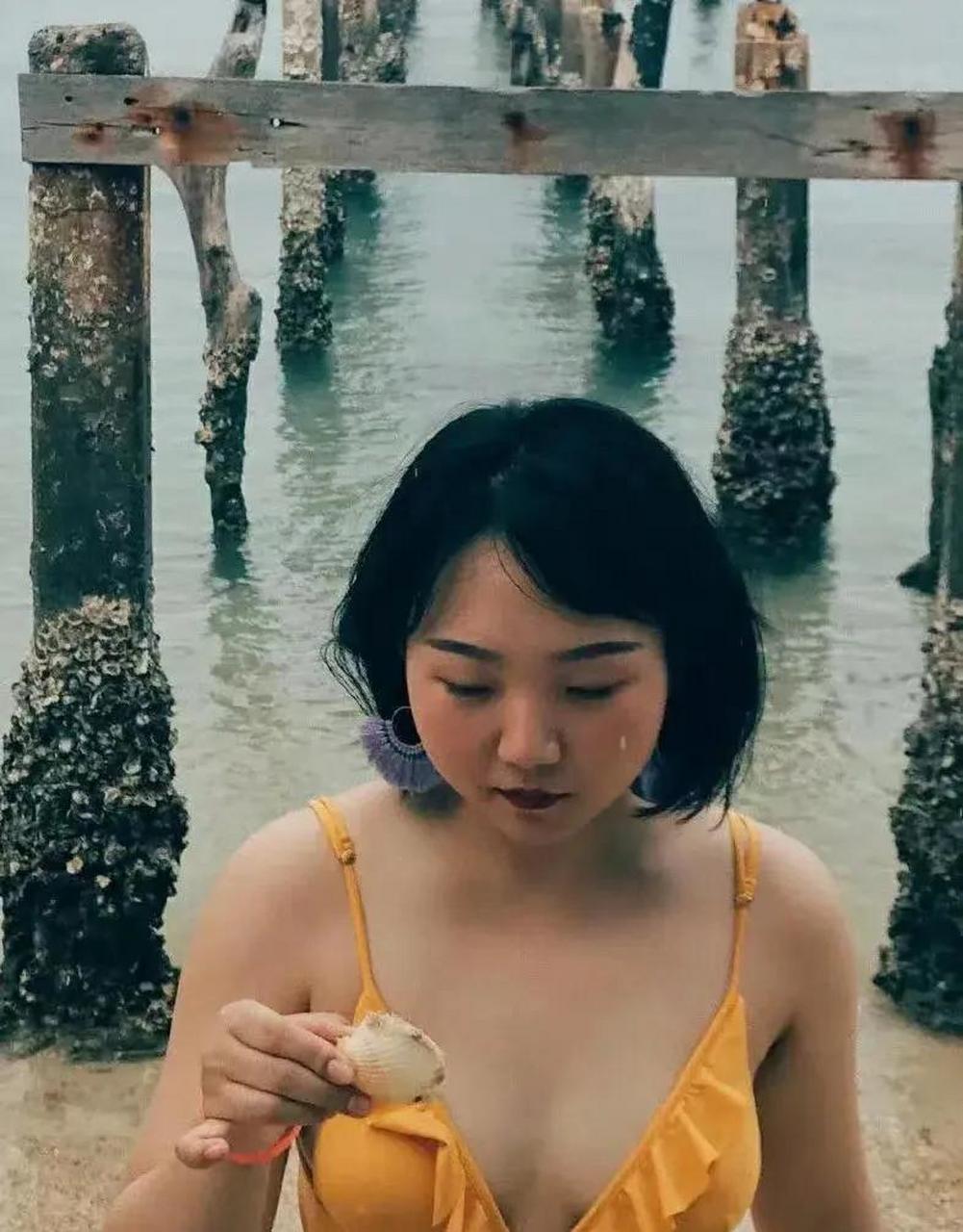 gif创作人# 辣目洋子海边写真曝光,穿米黄色比基尼秀曲线身材,肉噜浇