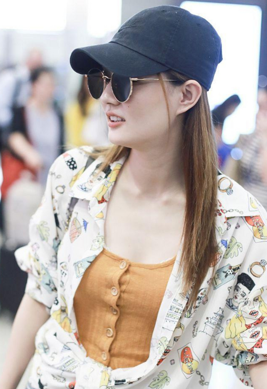 徐璐的素颜照,五官优美大方,个人观念