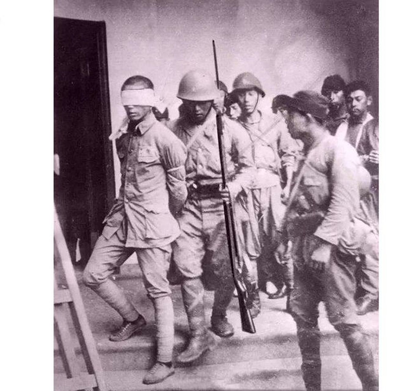 1937年,南京保卫战中,一名勇敢的国军战士被日本侵略者抓获,被押往