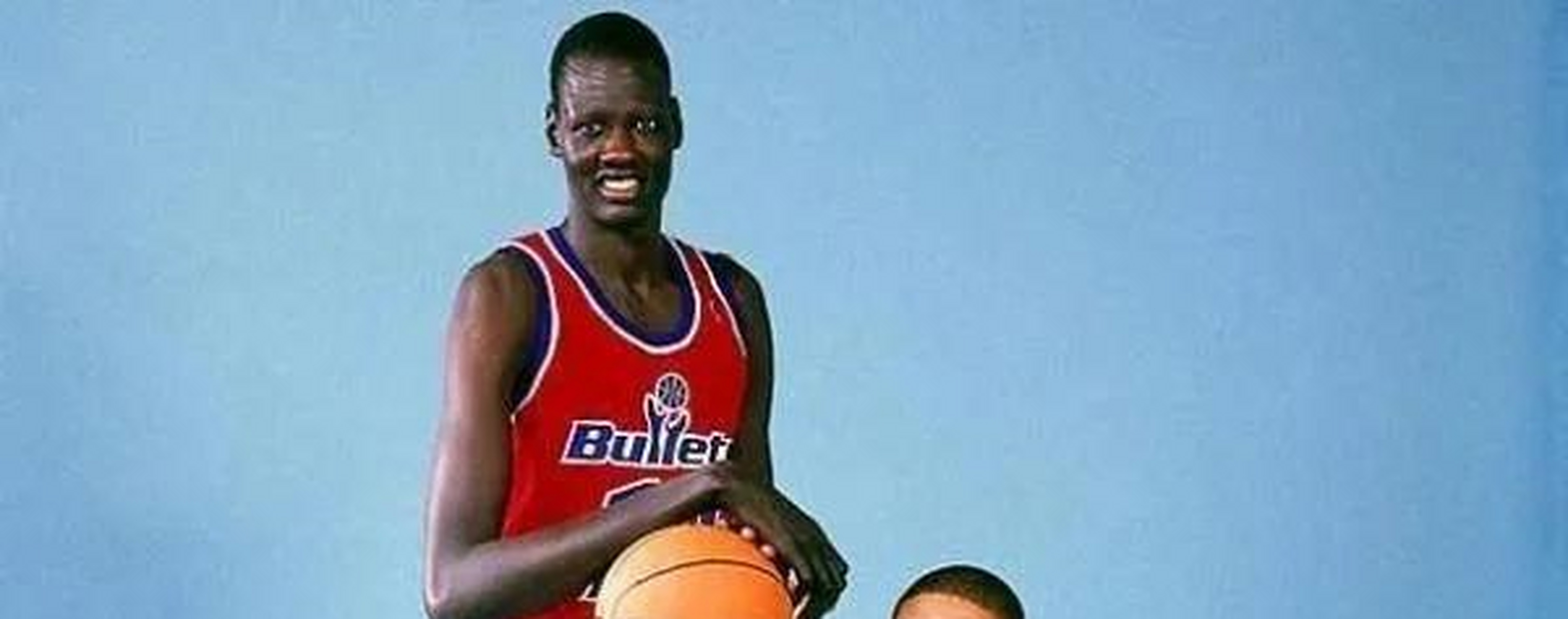 1987年,nba球员马努特·波尔与蒂尼·博格斯合影的照片,波尔的身高