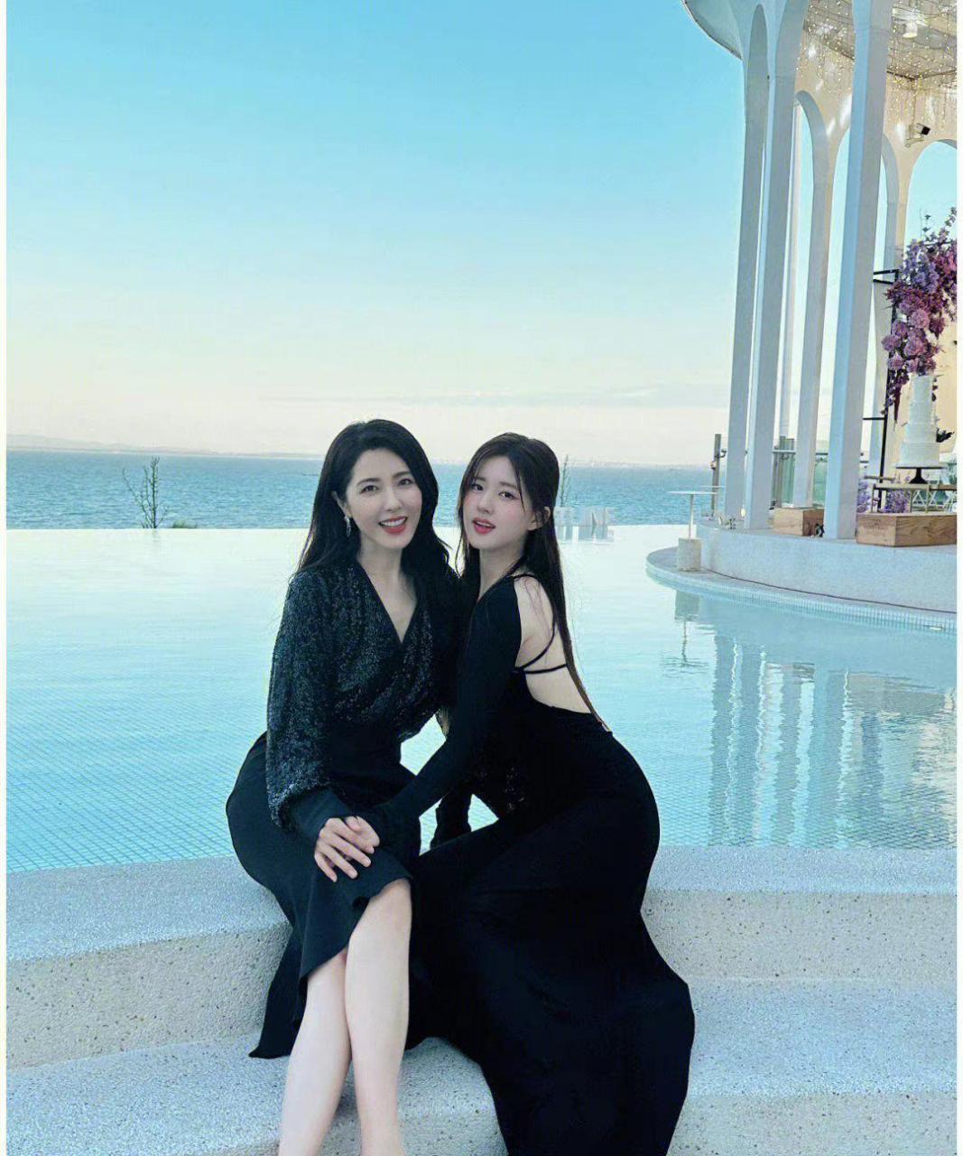 这哪里像母女啊,分明就是姐妹啊,姐姐霸气威武,妹妹甜美可人,两姐妹都