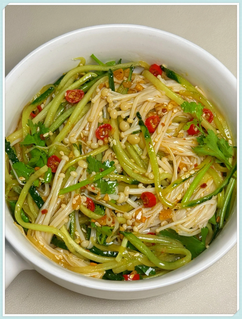 今天给大家分享一道美味的金针菇拌黄瓜!