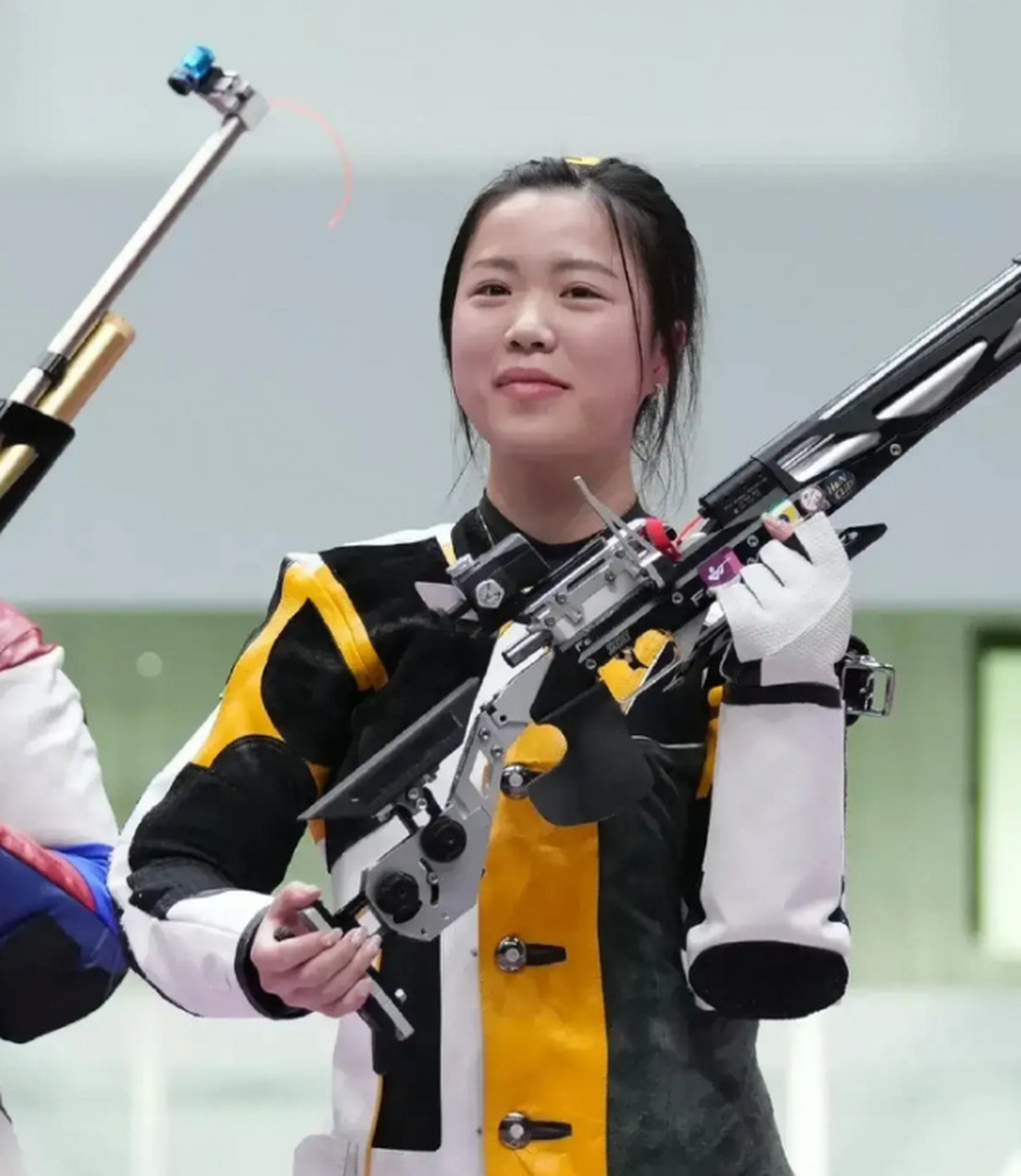 硬被骂上热搜.  射击运动员杨倩,被人围攻了.