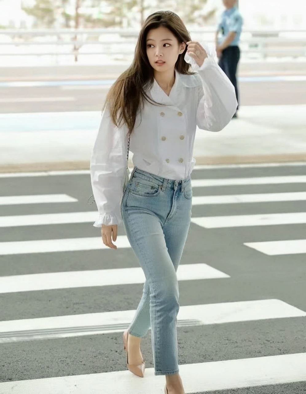 jennie穿复古白衬衫牛仔裤经典但又不落伍?[滑稽]
