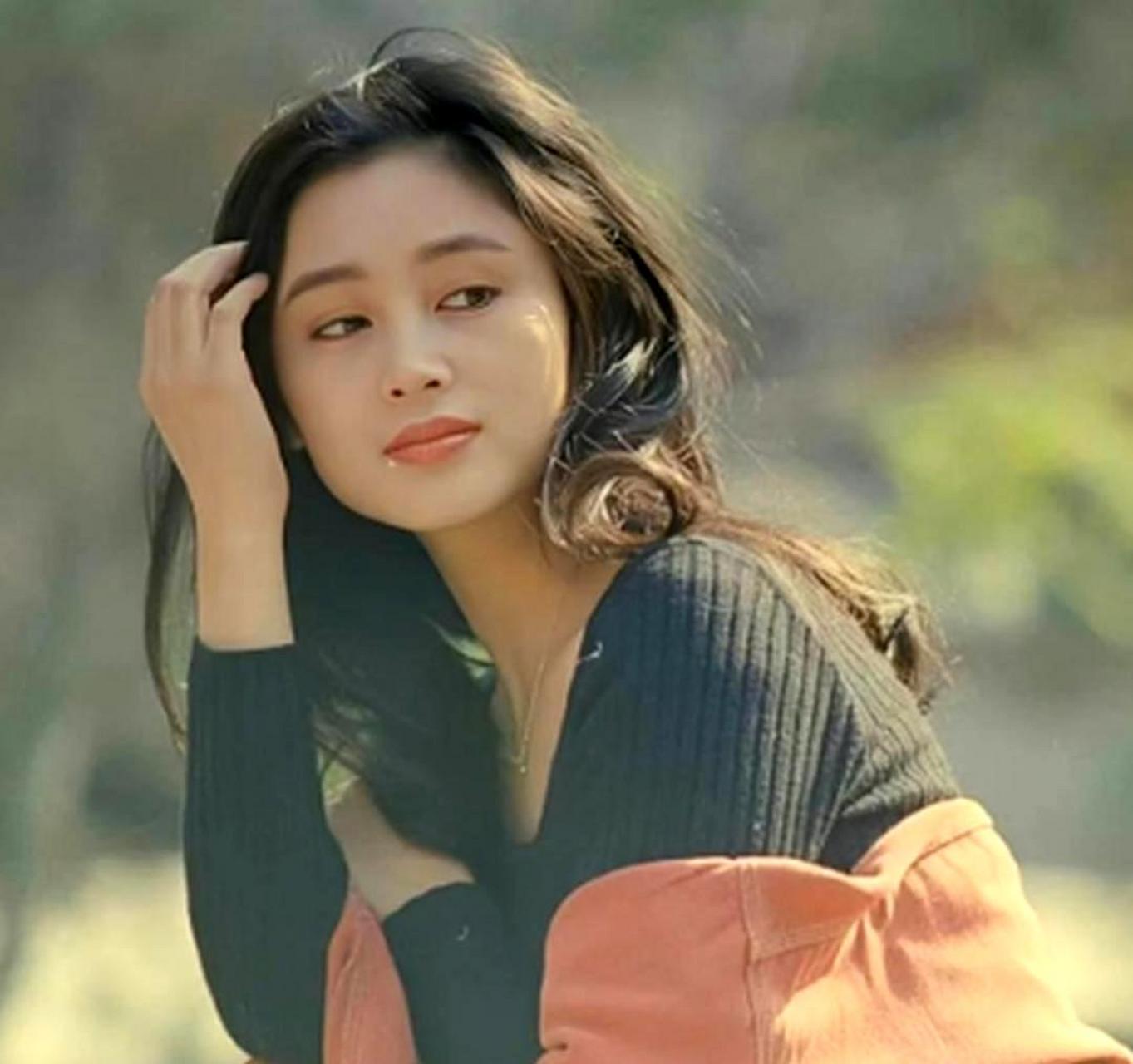 看到陈红年轻时的照片,不禁感叹娱乐圈的新人真的无法与她相比,她的