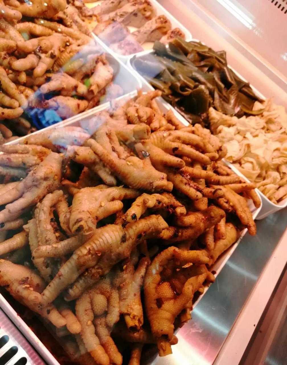 普洱(思茅)二中门口有家鸡脚非常好吃,以糊辣子为原料,把煮熟的鸡脚