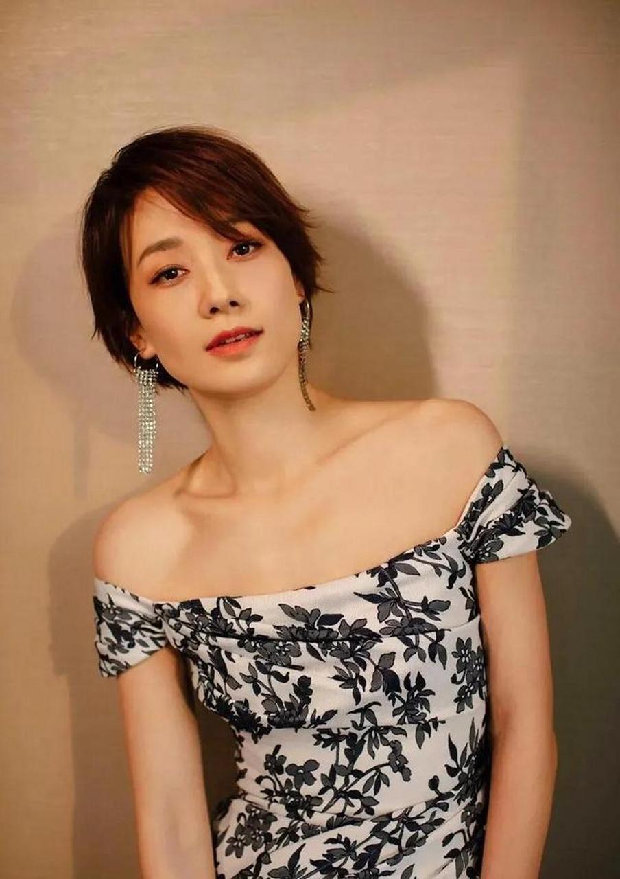 马伊琍长相不惊艳,但她一顶一的会穿,白t下塞长裙立马有时尚感