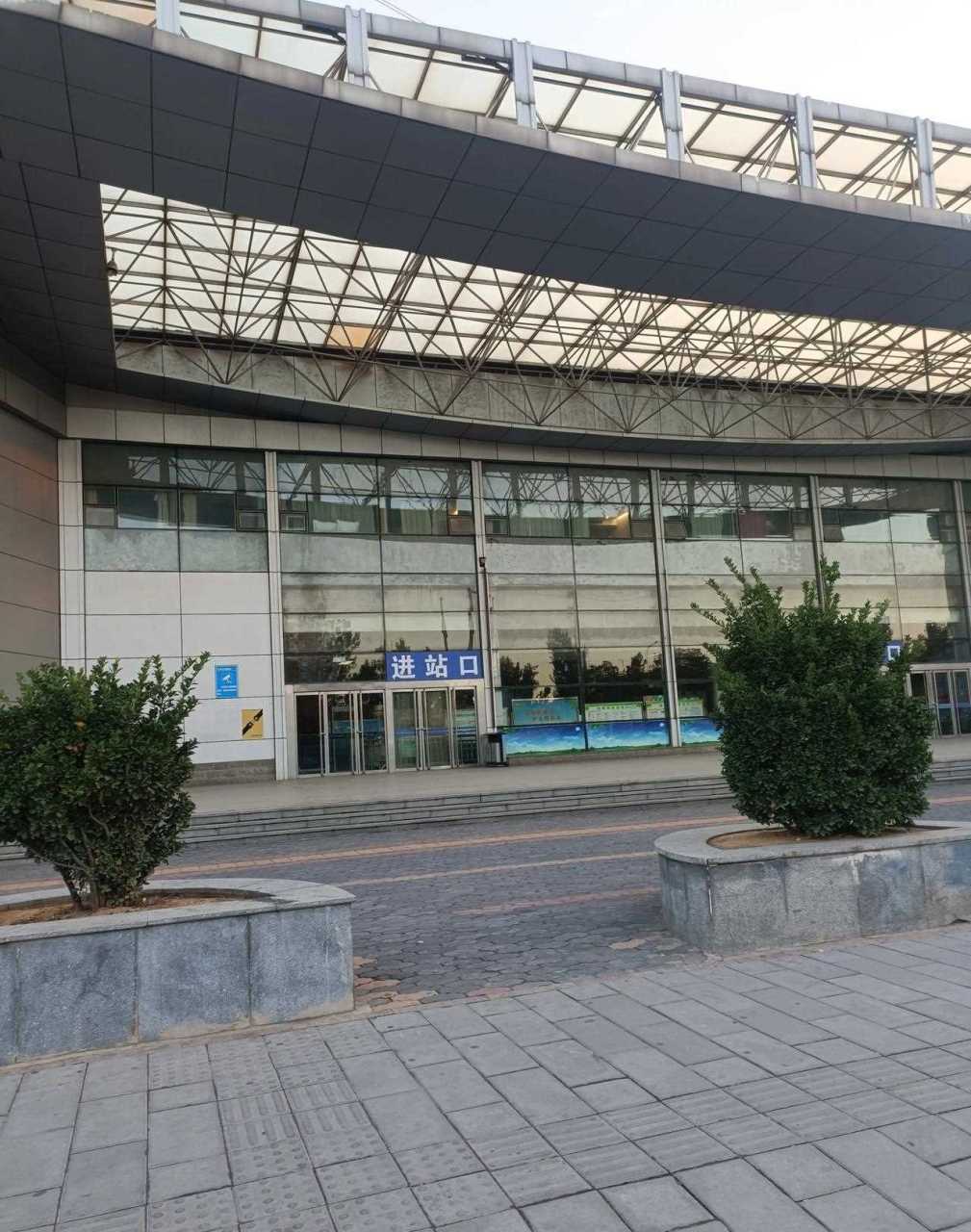 白佛客运站,关门了吗?[发怒] 看着进站口,出站口都关了!