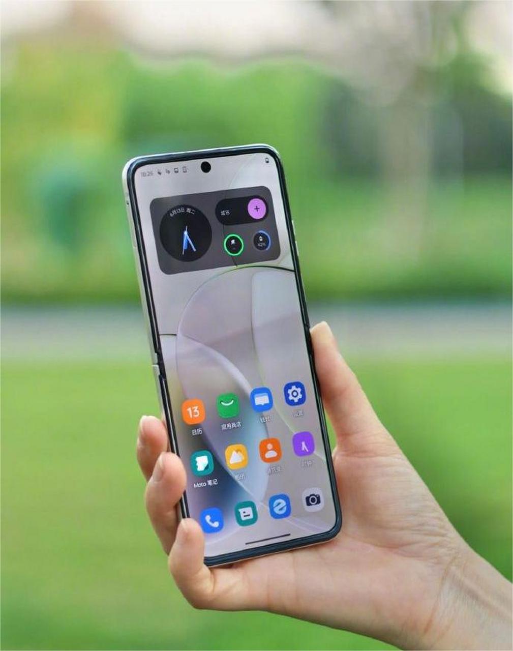 摩托罗拉moto razr 40上手轻薄,手感也还不错,素皮加铝合金材质,质感