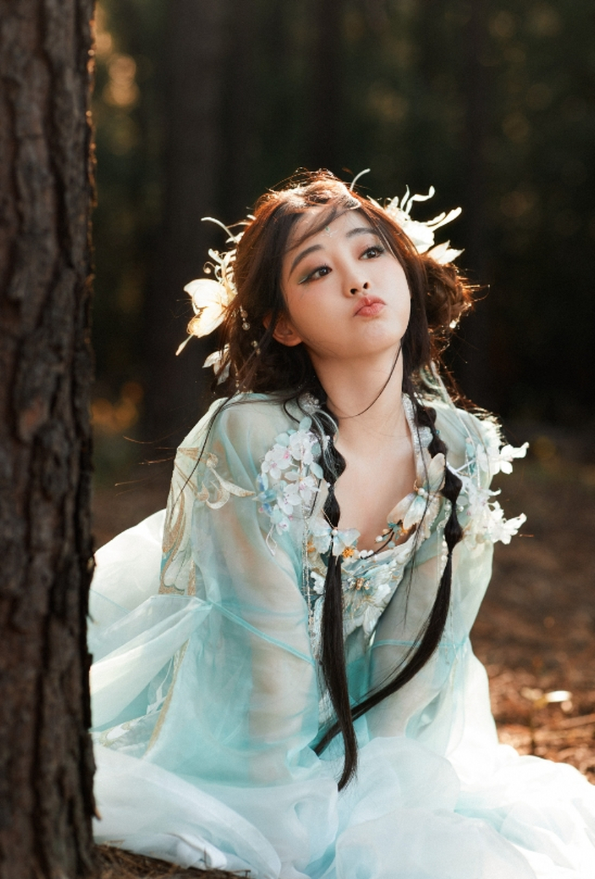 古装女神#祝绪丹# 头扎蝴蝶结双马尾辫,一袭轻纱古风造型,清新甜美