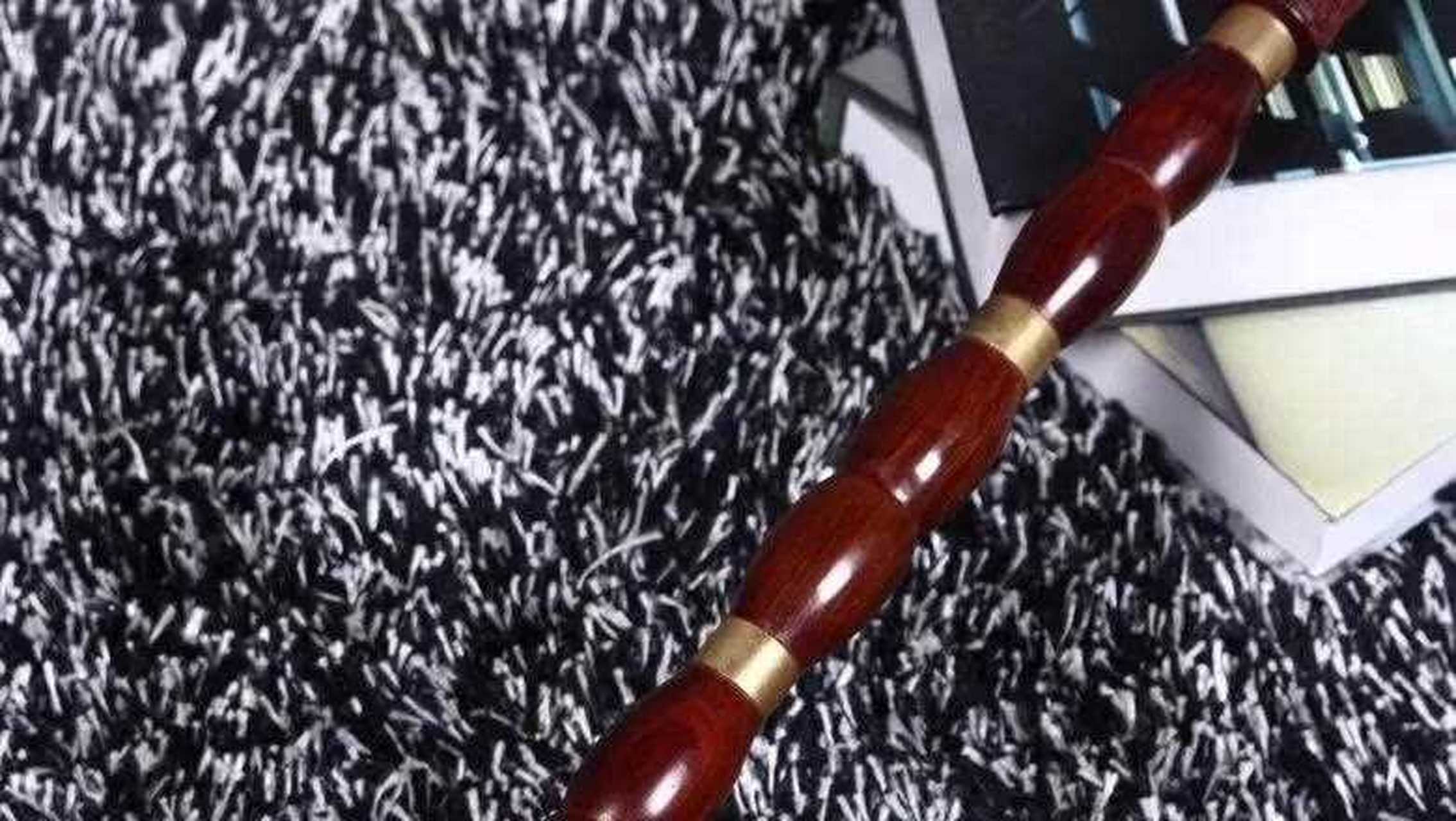 品名:大红酸枝龙头拐杖 型号:718d 孝心大使送礼,不忘父母养育恩,拐杖