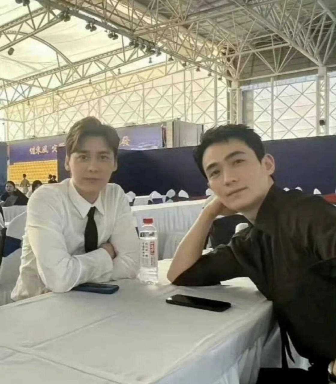 演员朱一龙和李易峰在百花电影节上同框了,看照片都能感觉到两人的