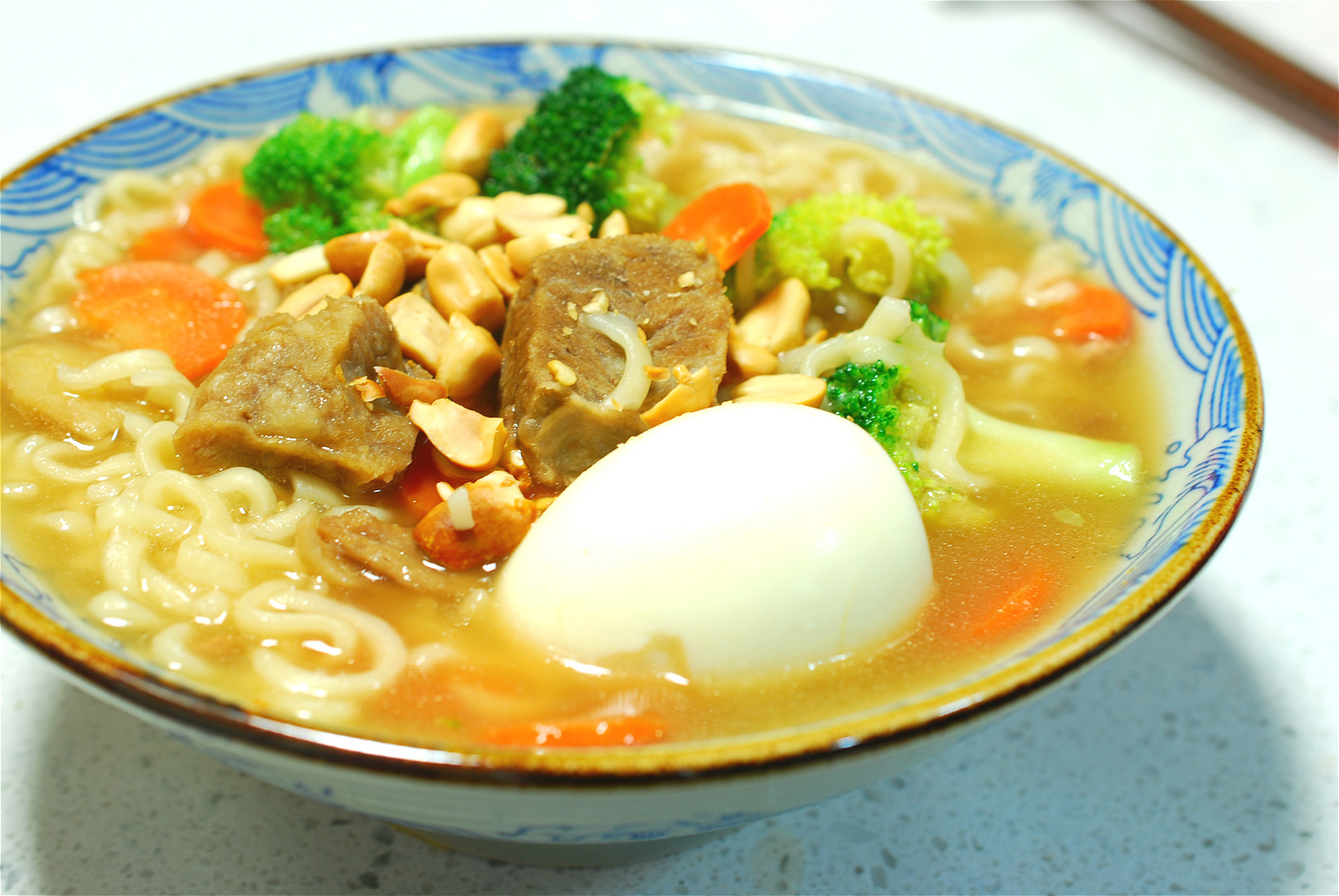 西红柿炝锅,煮几根面条,加个水煮蛋,再来几块炖牛肉,好吃又营养.