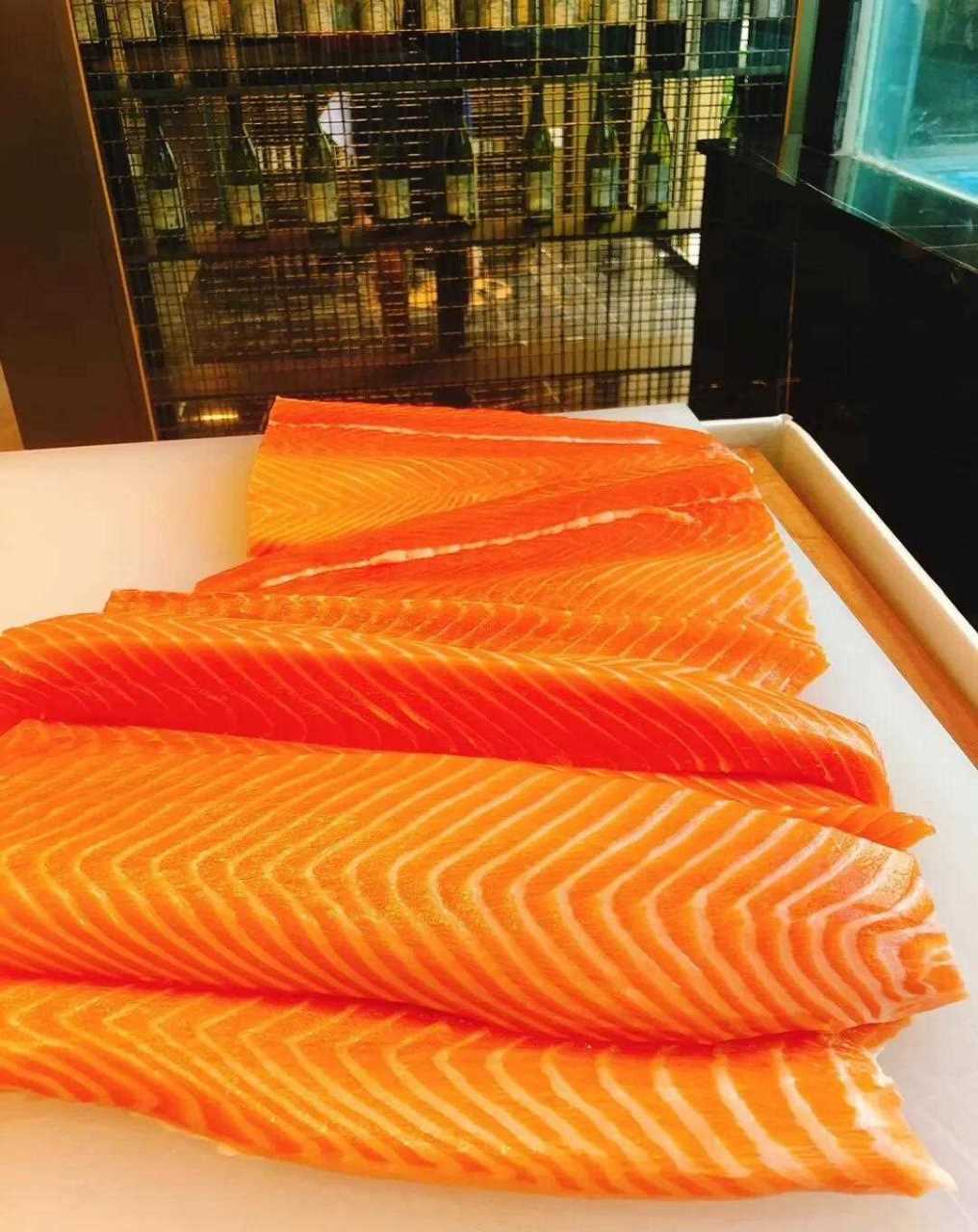 湖南郴州的三文鱼饲养基地,三文鱼好了正是好季节,金黄,纹理分明的