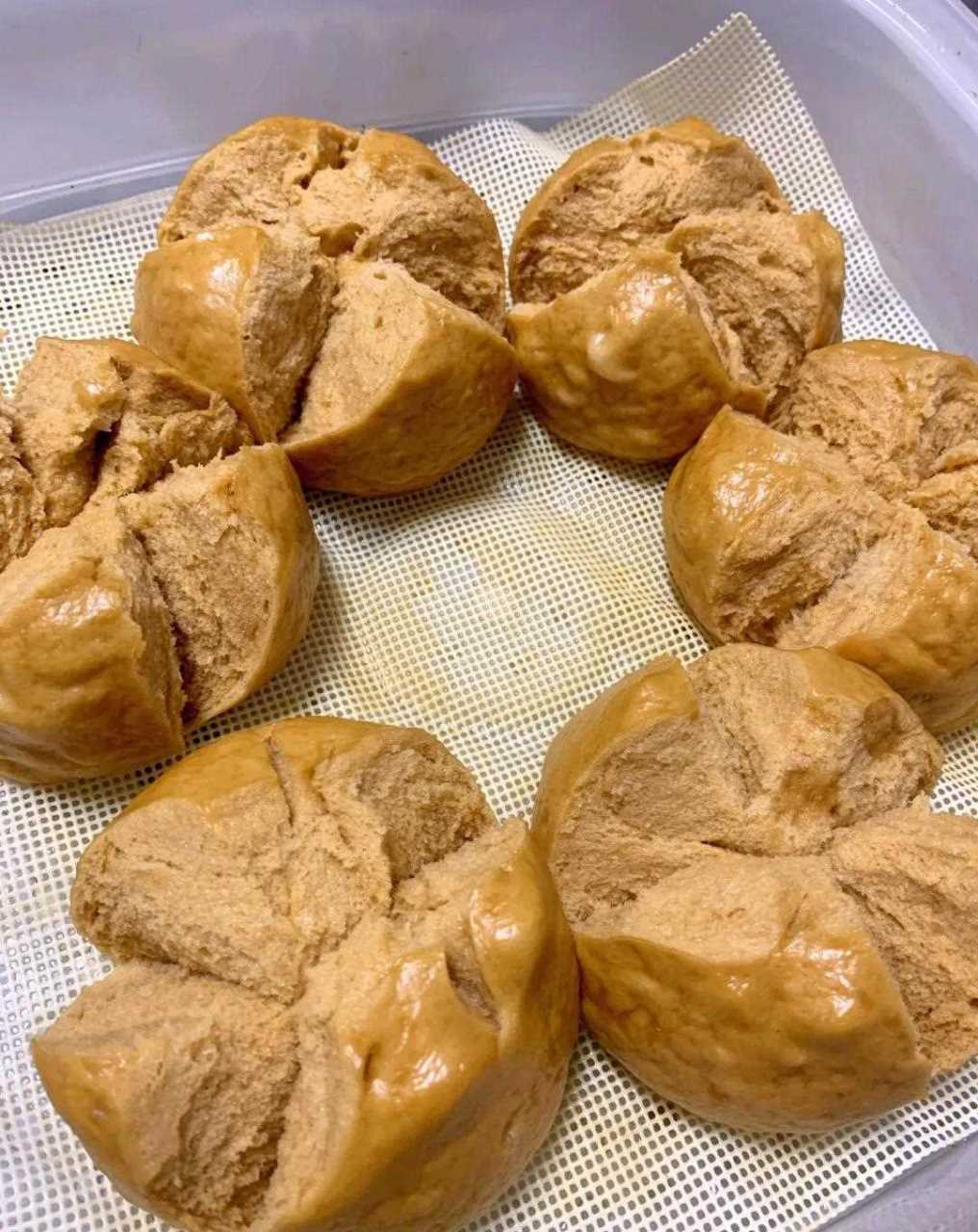 天气变的冷了,蒸一锅香甜的红糖开花馒头吧 红糖开花馒头软软甜甜的