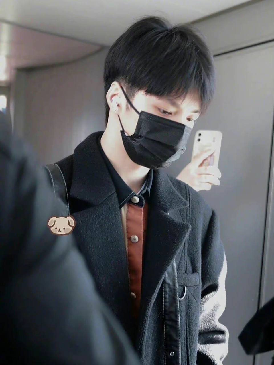 刘耀文最新机场穿搭 衬衫:garcon by garcon 2022早春新品拼色棉质