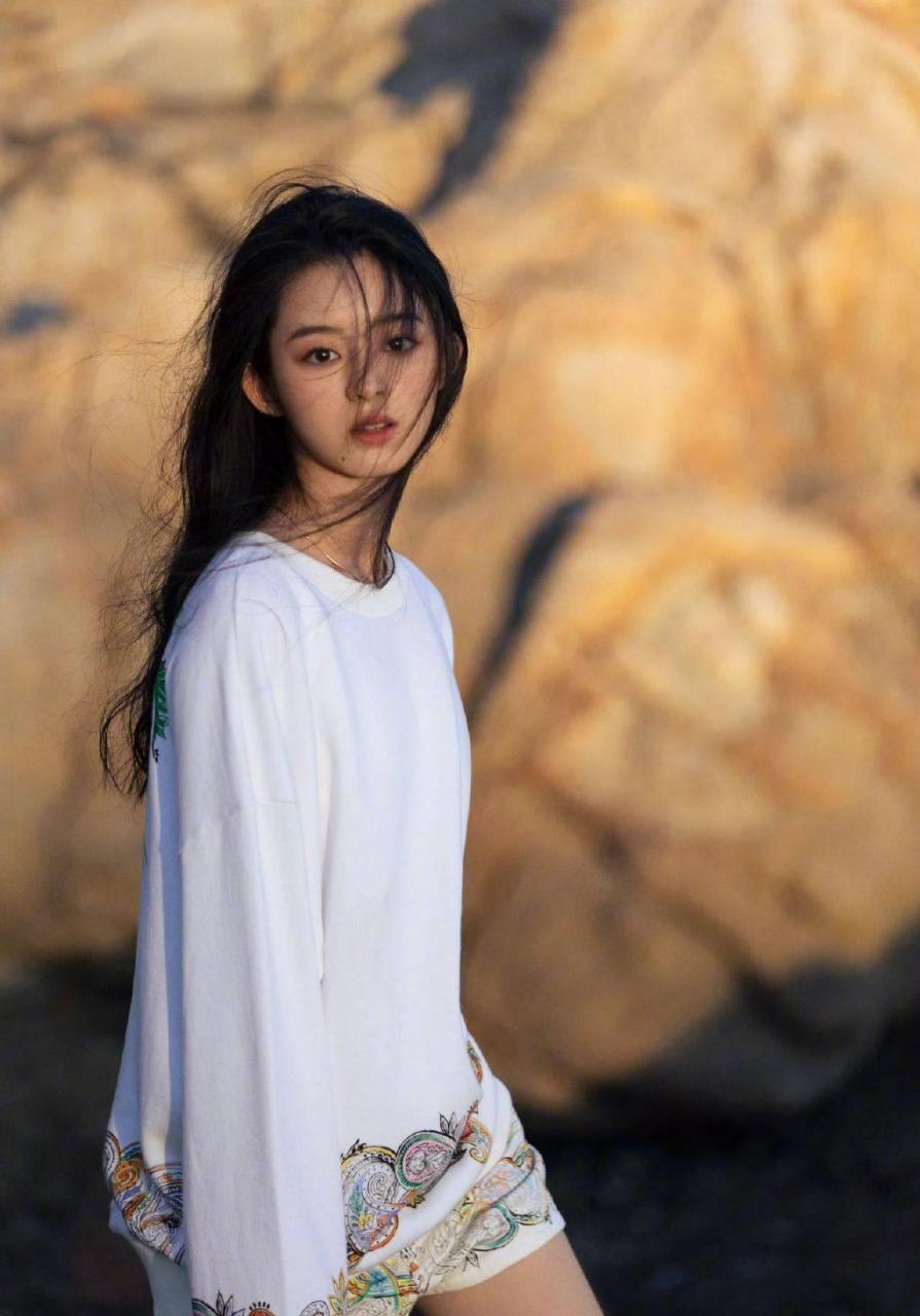 "小楚乔"长大了!黄杨钿甜海边氛围感写真灵气足