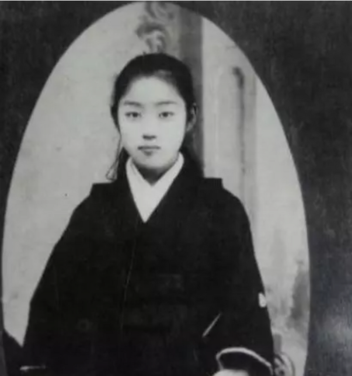 与此同时,由于火灾,大月薰的家庭不得不搬离