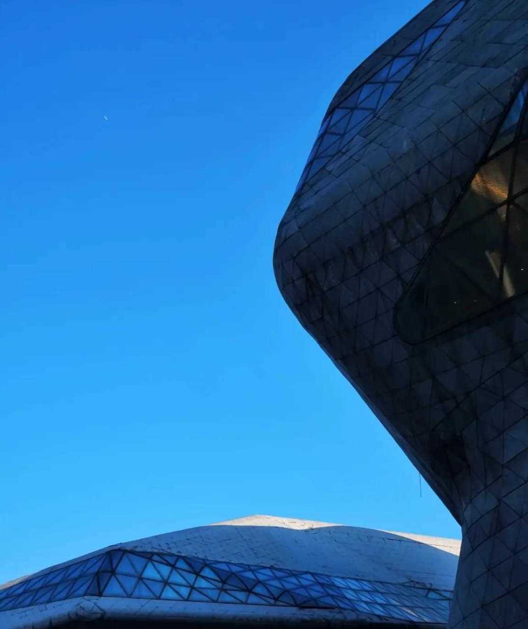 大劇院廣州大劇院( guangzhou opera house )由英籍伊拉克設計師扎哈