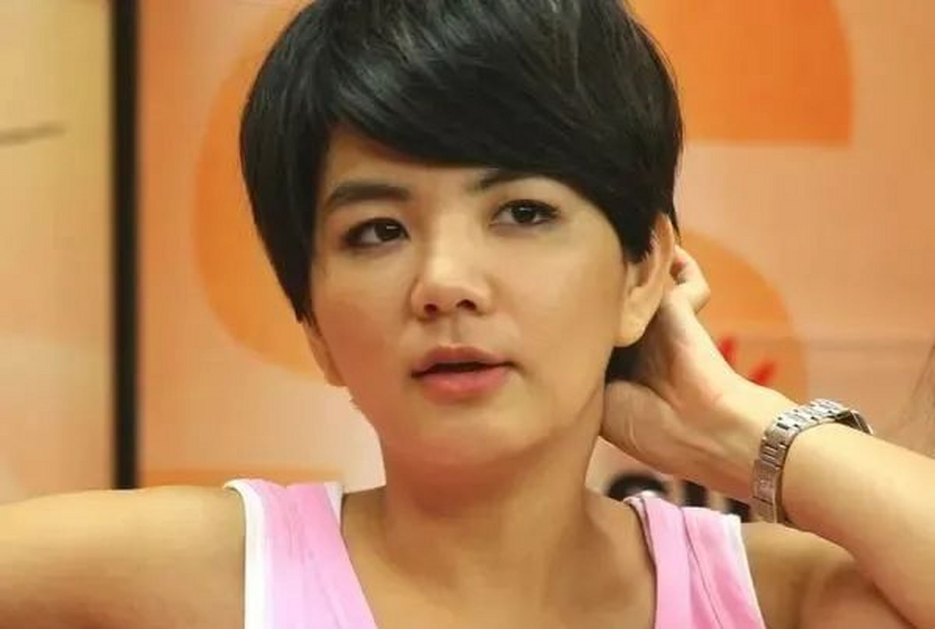 具有"中性风"的女明星之陈嘉桦  2001年,她所在的婉婉演唱组出道,她们