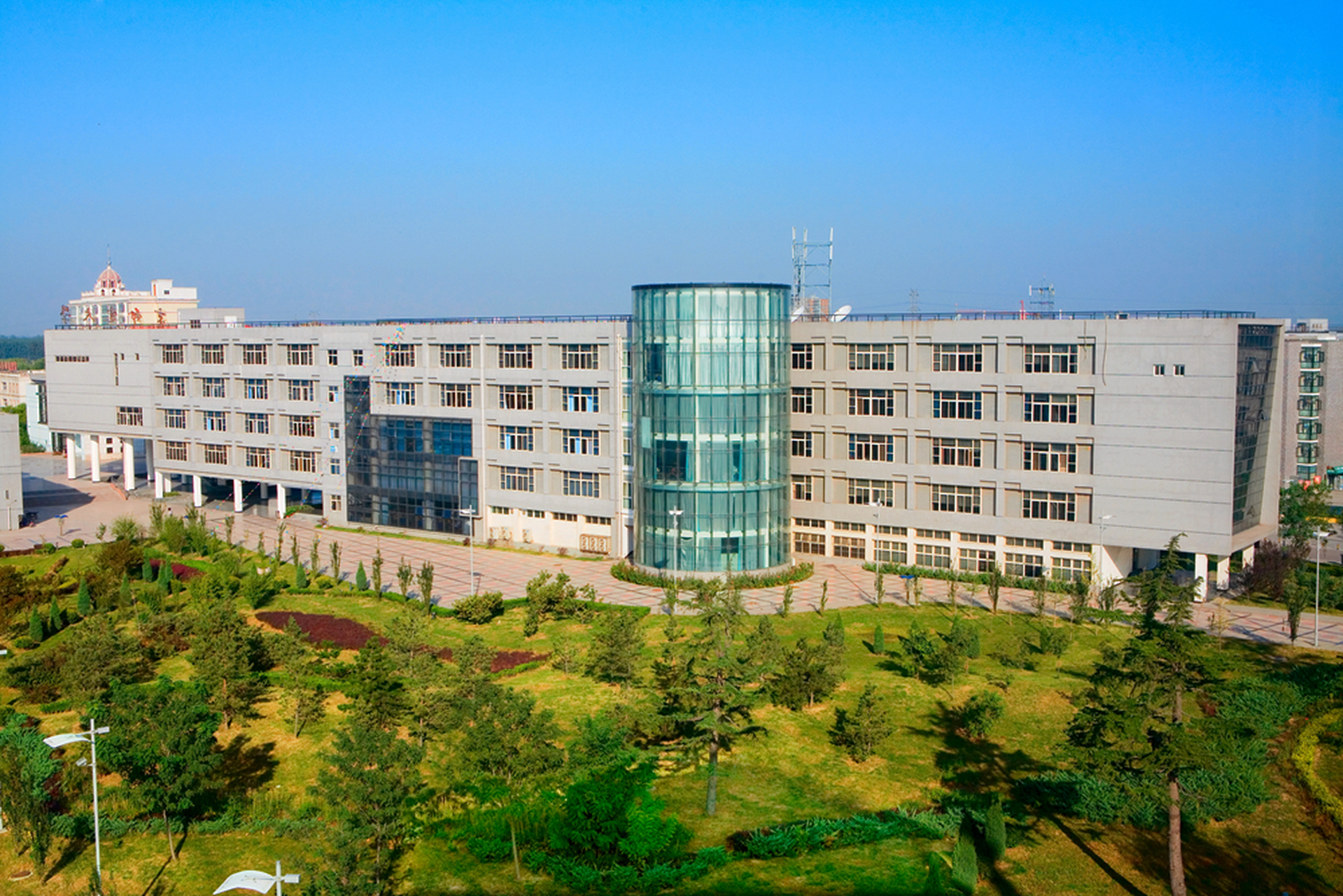 北京邮电大学(宏福校区)  地点:北京市昌平区  学校性质:211  和主体