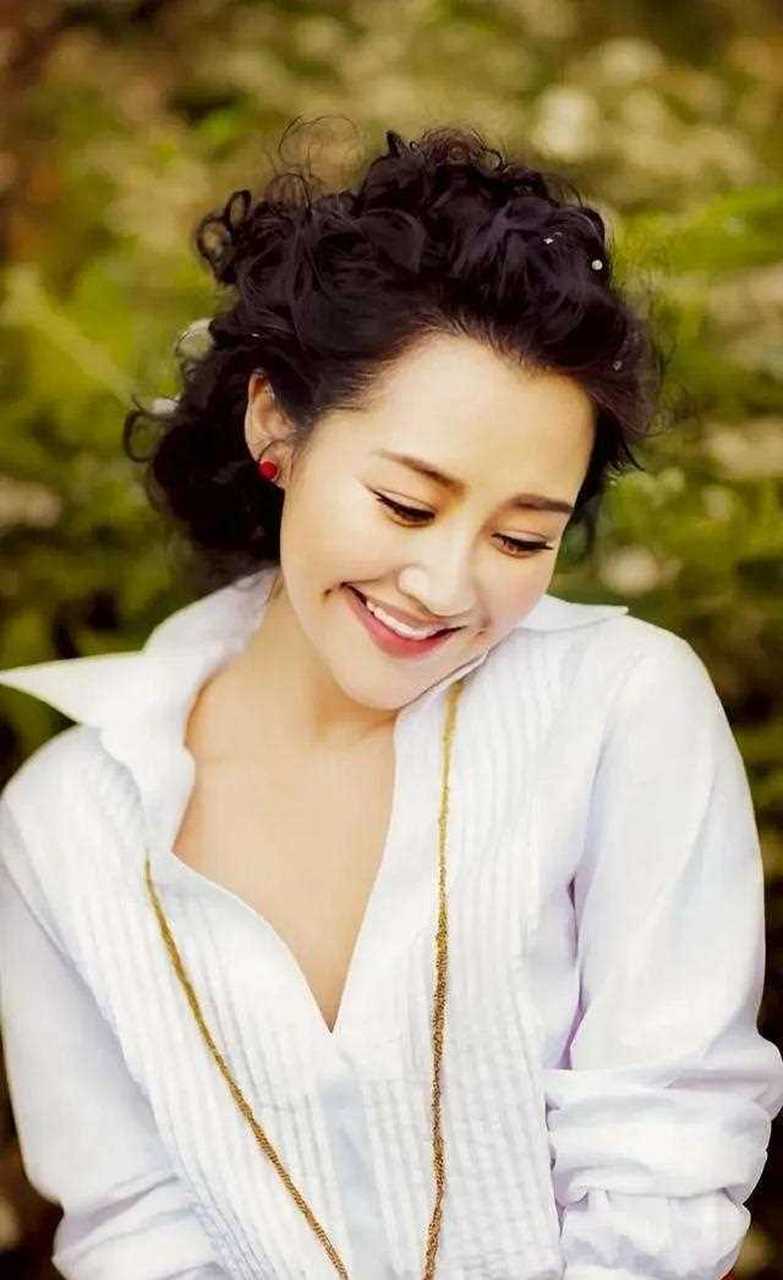 许晴曾是多少男人心中的朱砂痣?52岁的她依旧很美很性感!