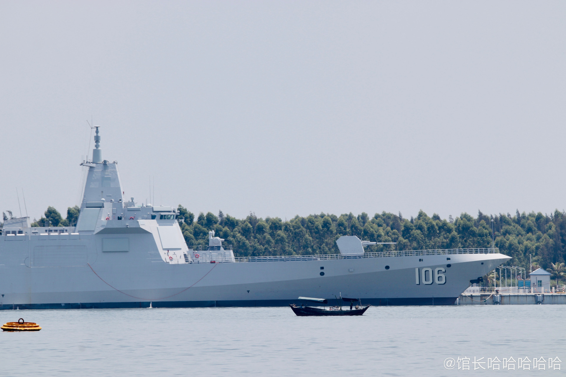 服役后再次露面的055大驱106"延安舰",该舰已经服役一段时间了,是不是