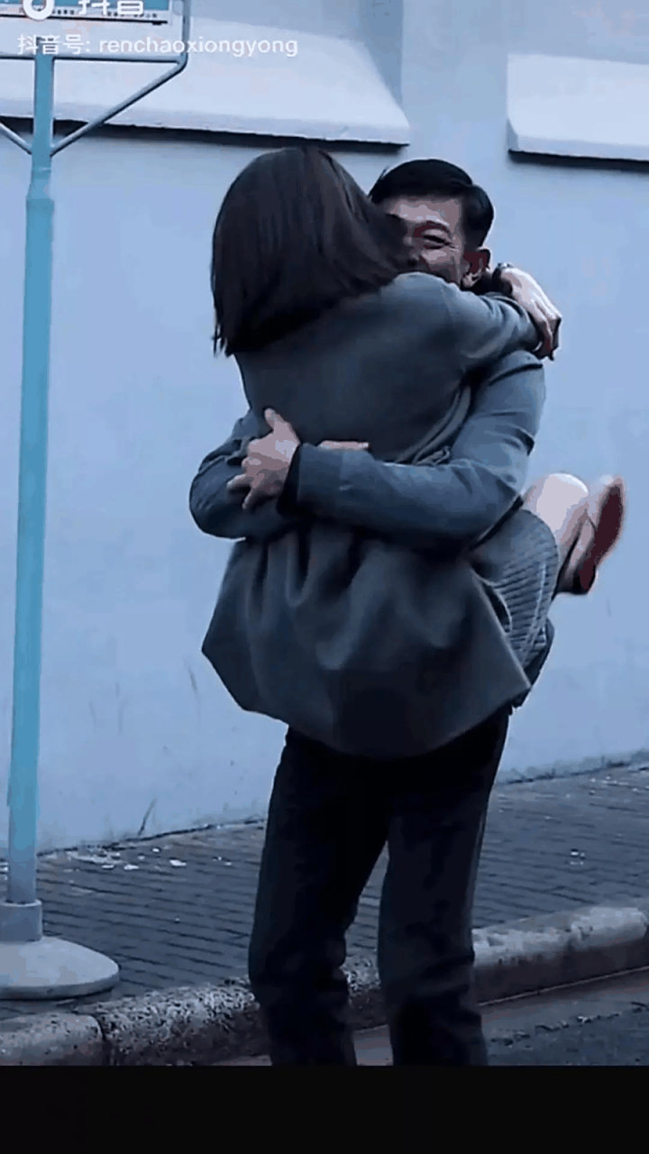 在拍《人潮汹涌》时,猛的一下子跳到刘德华身上,双手抱脖,双腿夹腰