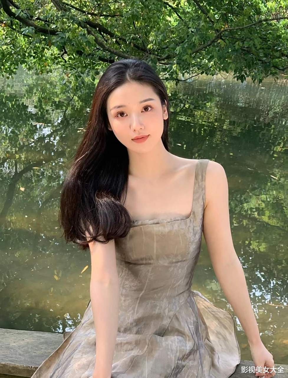 花店女老板娘,今年28岁还是单身,高颜值气质型美女,女神范十足