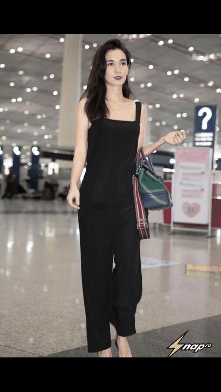 gif创作人# 一次采访主持人问卢靖姗:"和吴京接吻有什么感觉?