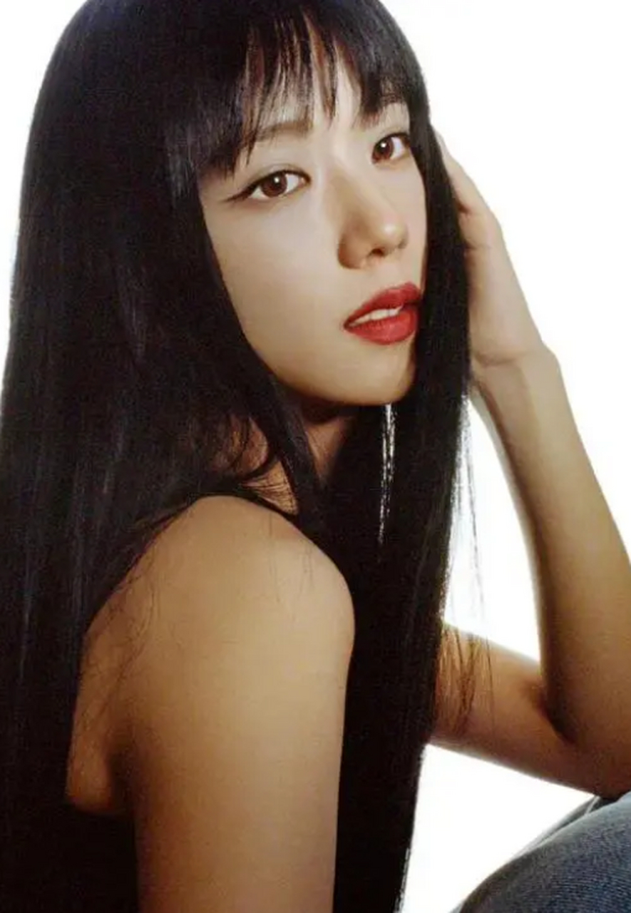 首位登上法国《vogue》杂志封面的亚洲人,金智秀担此封面意义非凡