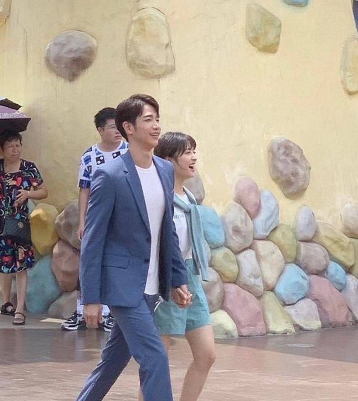 刘以豪沈月两个人之间也是相差了几岁,可是在这样的状态之下,却并没有