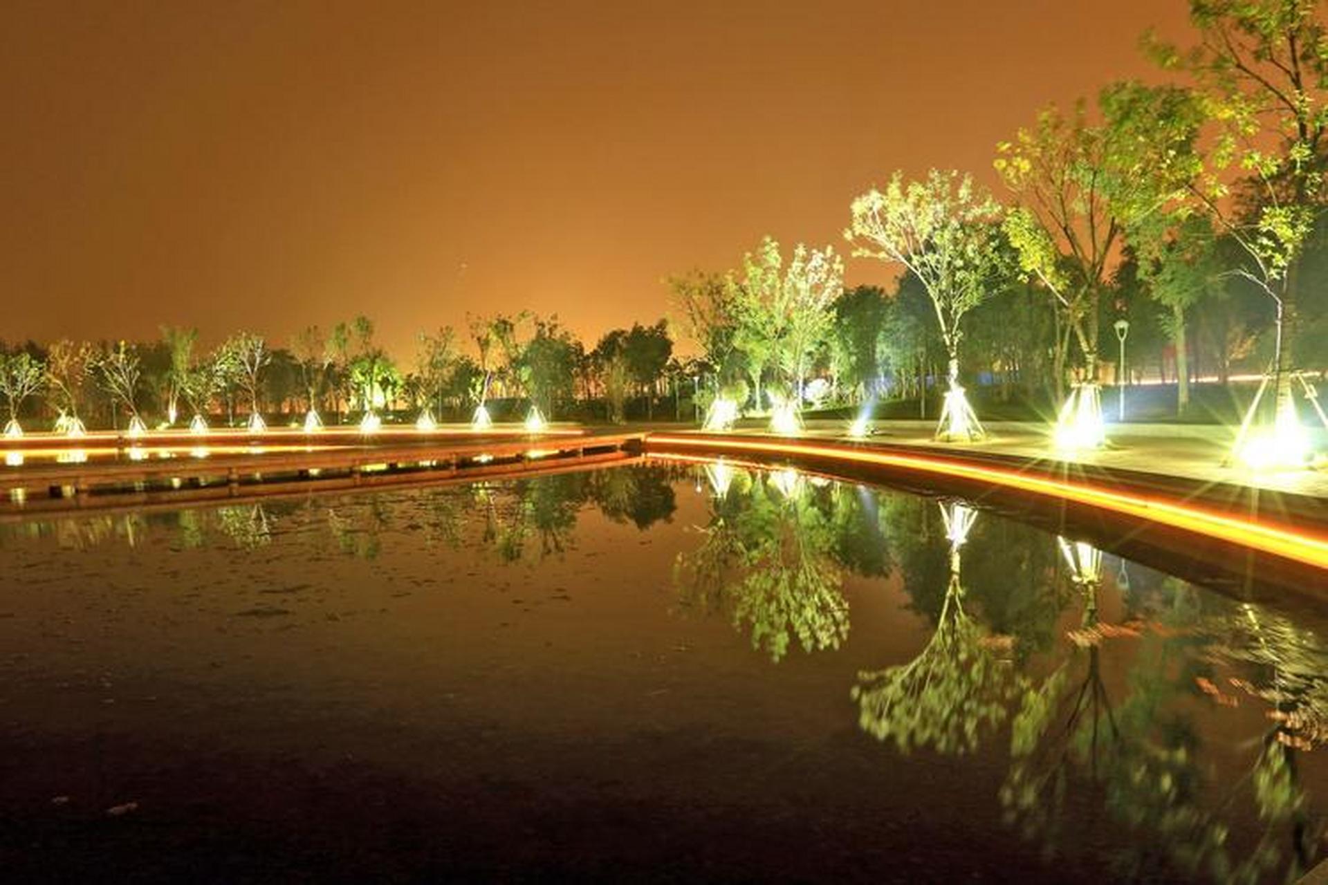 郑州龙湖夜游:租一艘小船,夜晚在郑州龙湖上畅游,享受水波荡漾和宁静