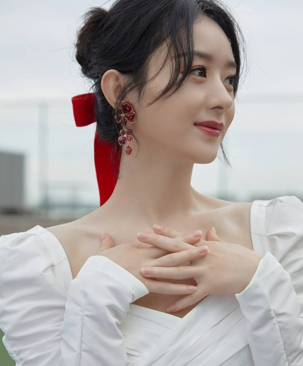 甜美优雅,清纯妩媚的#赵丽颖# 身穿白色连衣裙,尽显曼妙身姿,明媚皓齿