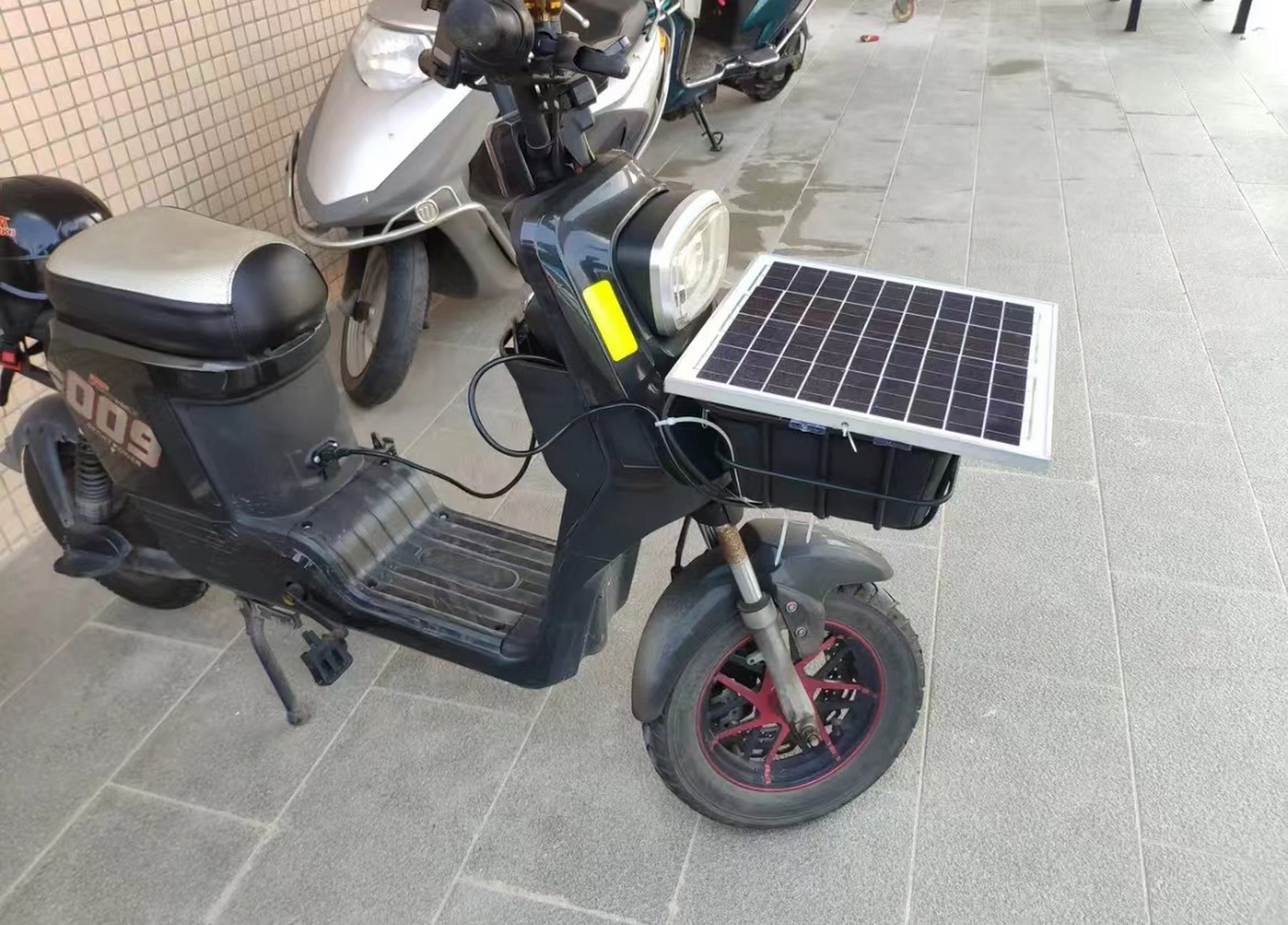 二轮电动车装太阳能板图片