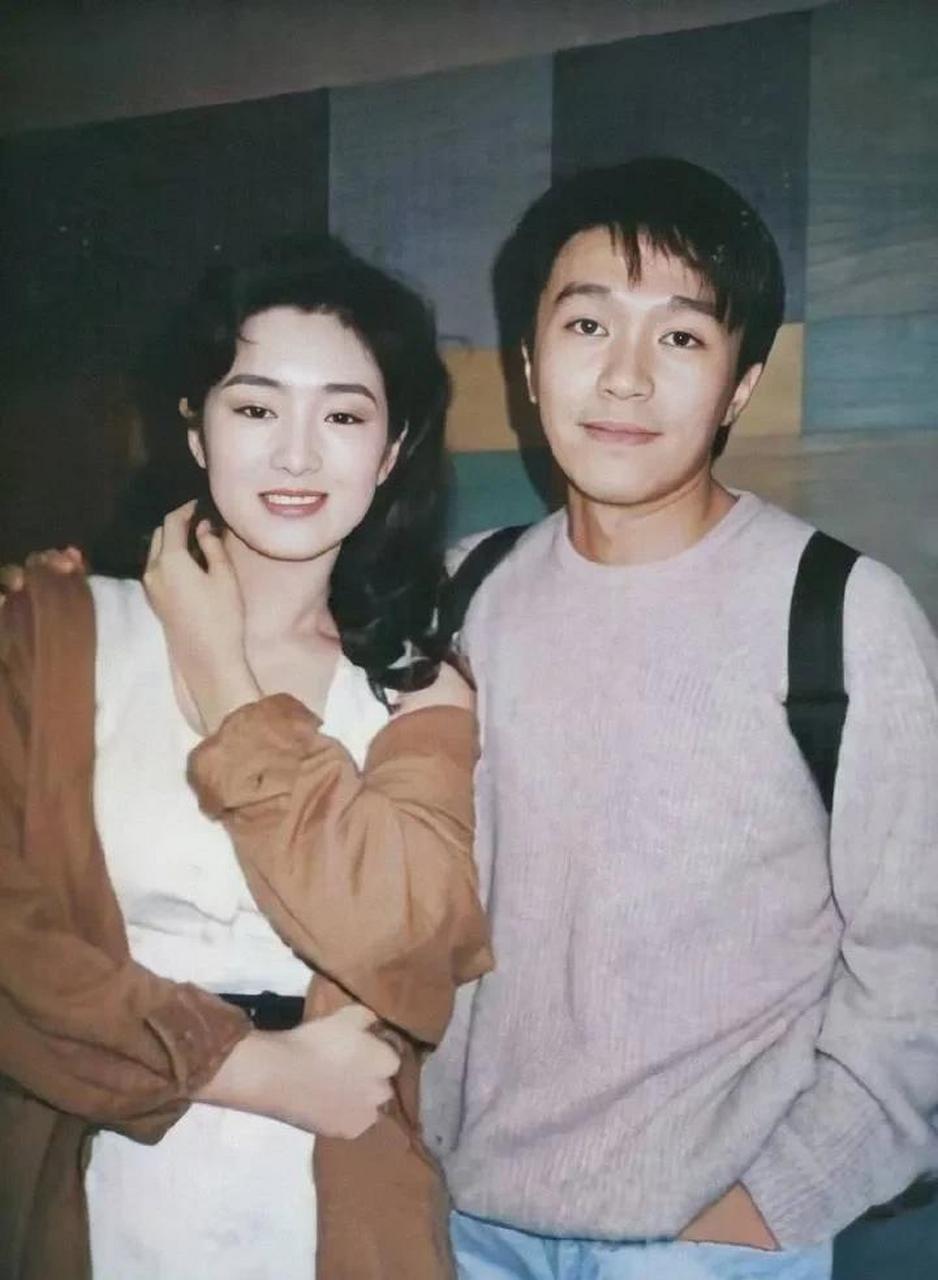 1992年的周星驰和巩俐,动作很有爱.