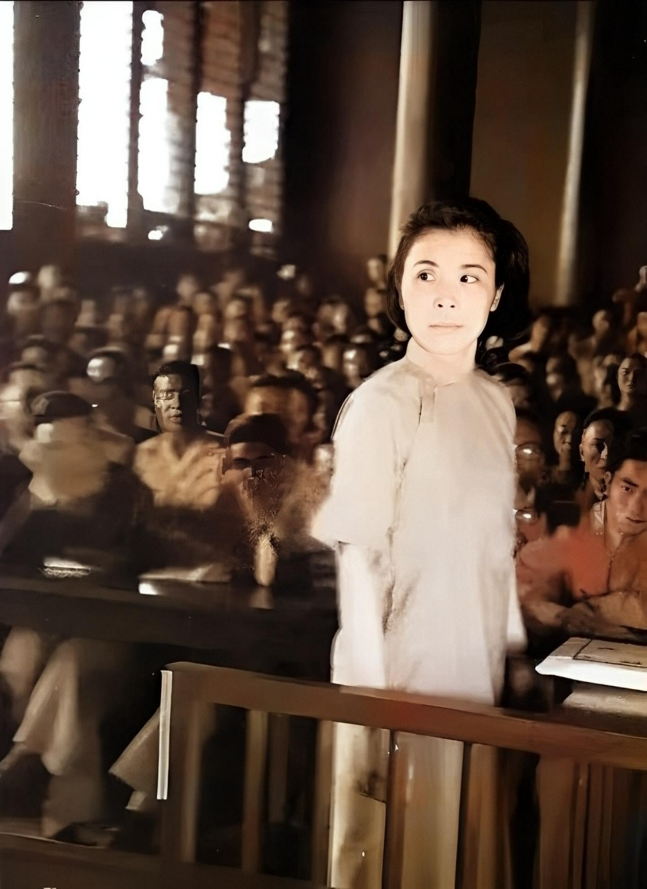 莫国康在法庭上,1946年! 她不仅漂亮,而且是北京大学的高材生.